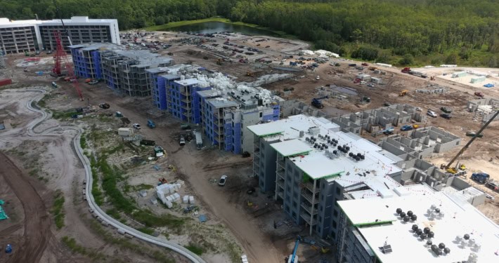 Modern multi-story building construction site with ongoing development activities and advanced infrastructure under development.